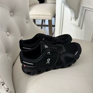 On Women's Cloud 6 - Black Sneakers W9.5